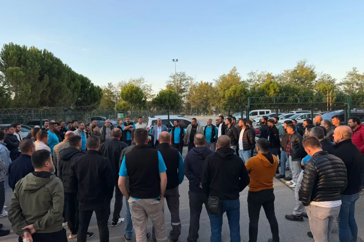 İşten çıkarılan arkadaşları için fabrikada eylem yaptılar