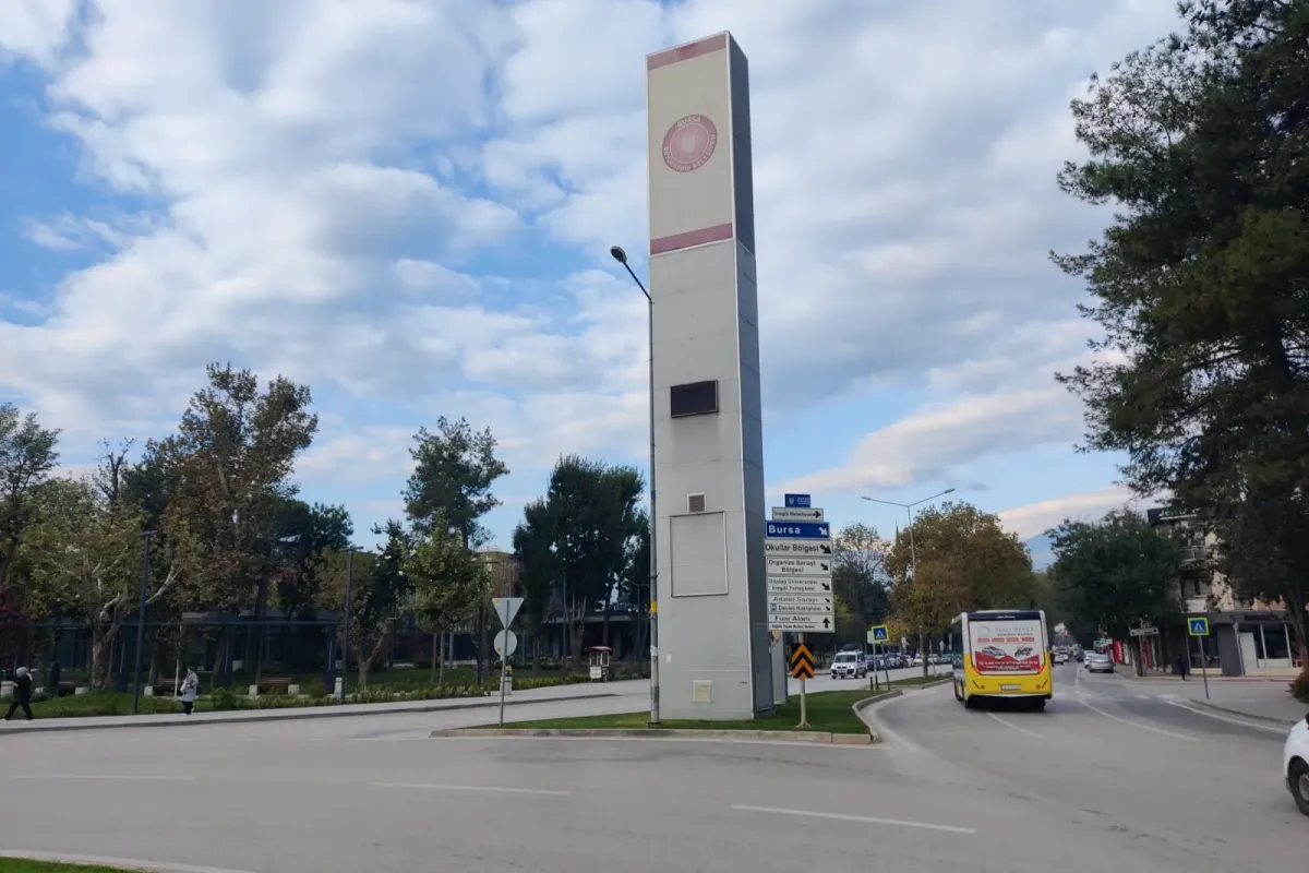 Şehrin kalbindeki "ucube" 9 senedir meydanda