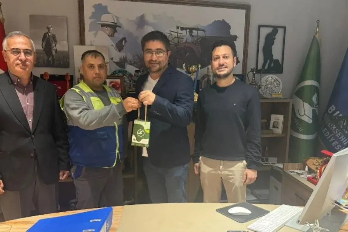 Bulduğu altın dolu çantayı polise teslim etti