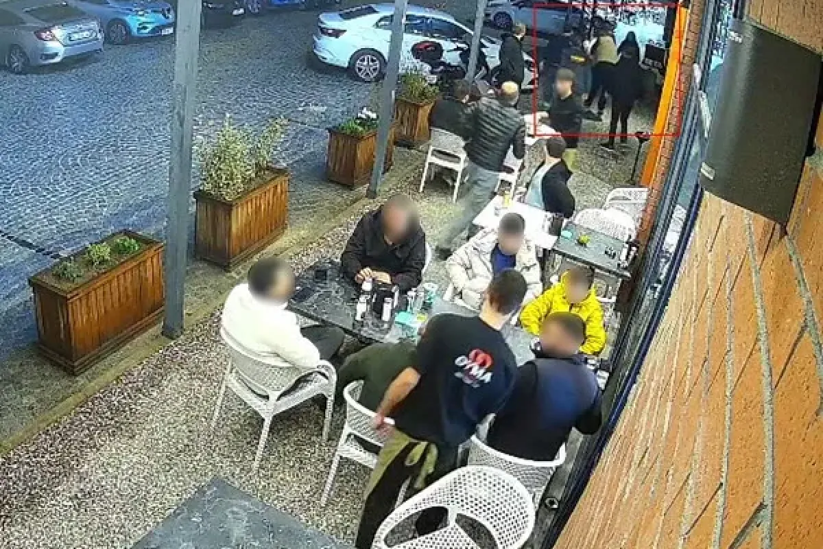 Yaşlı kadını ölümden restoran çalışanı kurtardı!