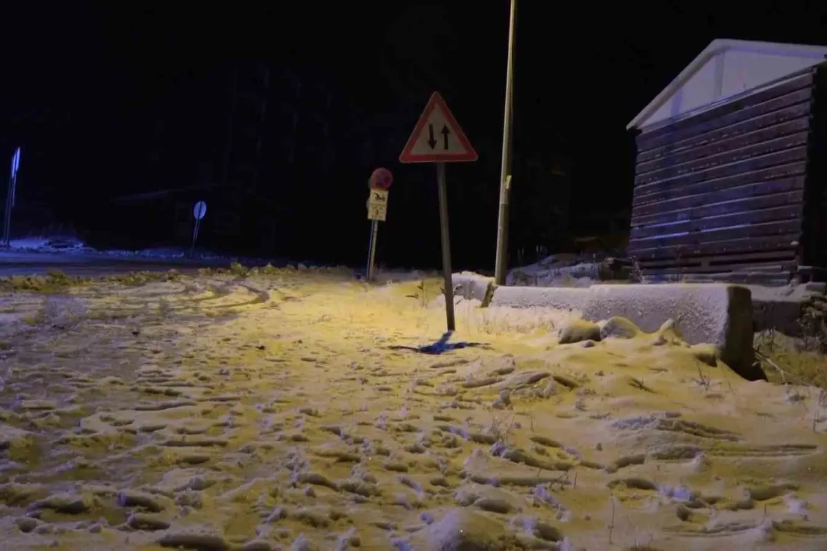 Uludağ'a Kar Yağışıyla Gece Akını