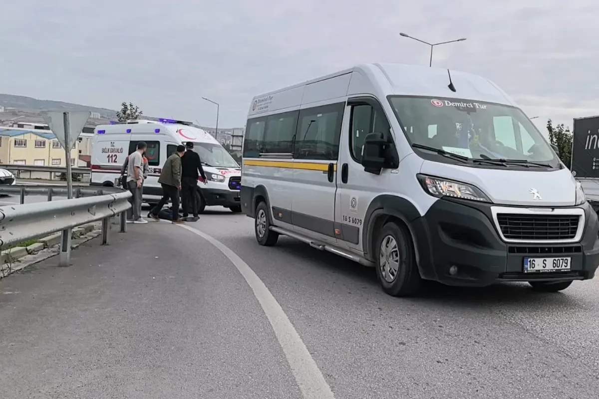 Servis minibüsünün çarptığı yaşlı adam ağır yaralandı.