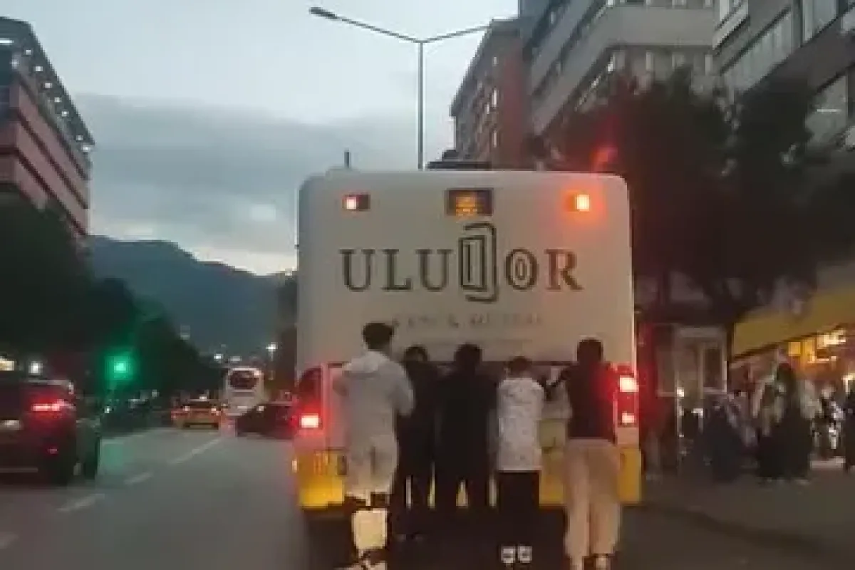Hem trafiği hem canlarını tehlikeye attılar