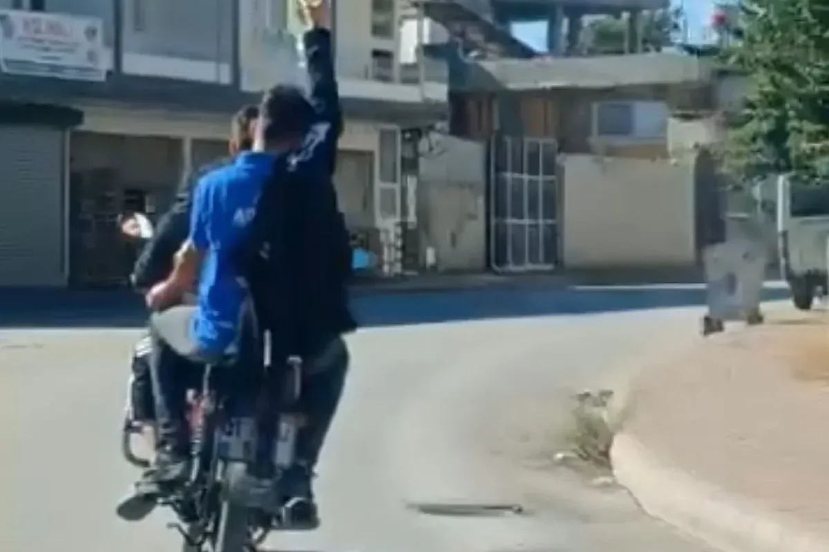 Adana'da Kolunda Serum Takılı Olan Bir Kişi Motosikletin Arkasında Yolculuk Yaparken Görüntülendi