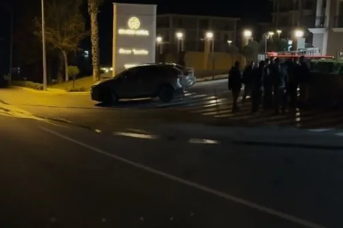 Motosikletli saldırganlar 4 kişinin bulunduğu otomobili kurşunladı