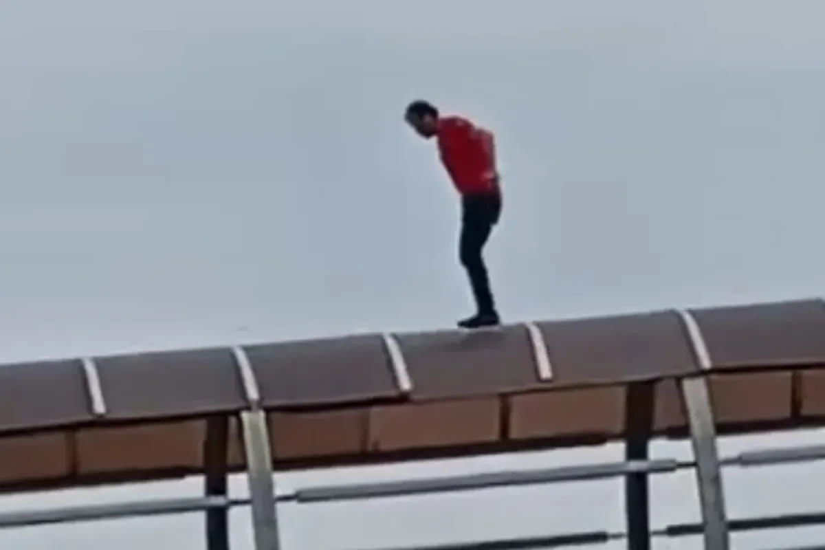 İnegöl-Alanyurt yolunda hareketli anlar: Üst geçitte intihar girişimi