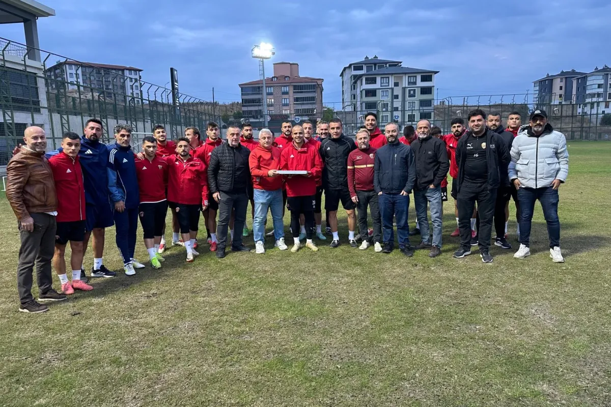 İnegölspor taraftarlarından futbolculara tatlı jesti!