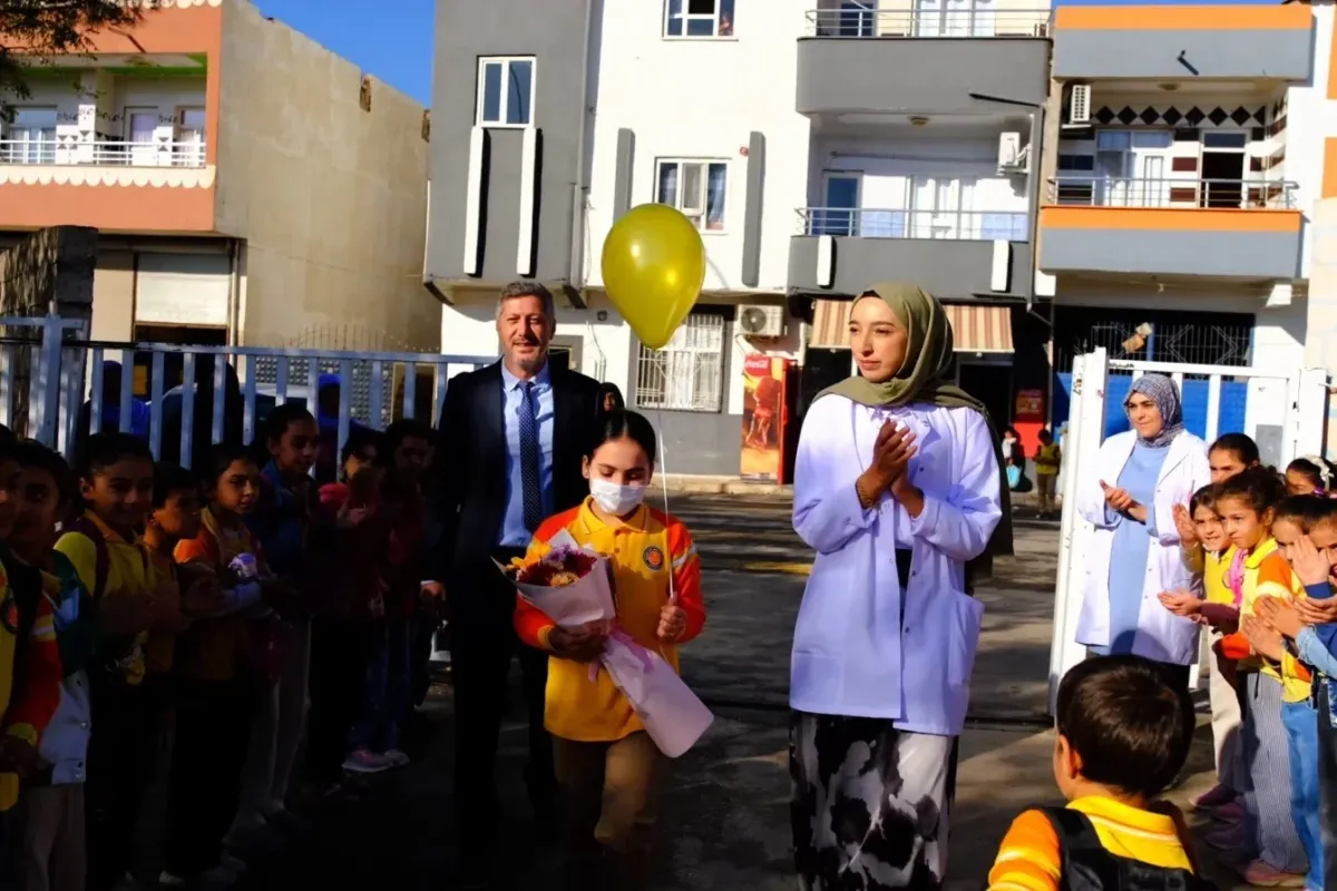 Şanlıurfa'da Lösemi Hastalığı Yenen Öğrenci Okuluna Dönüşünde Görkemli Karşılama ile Karşılandı