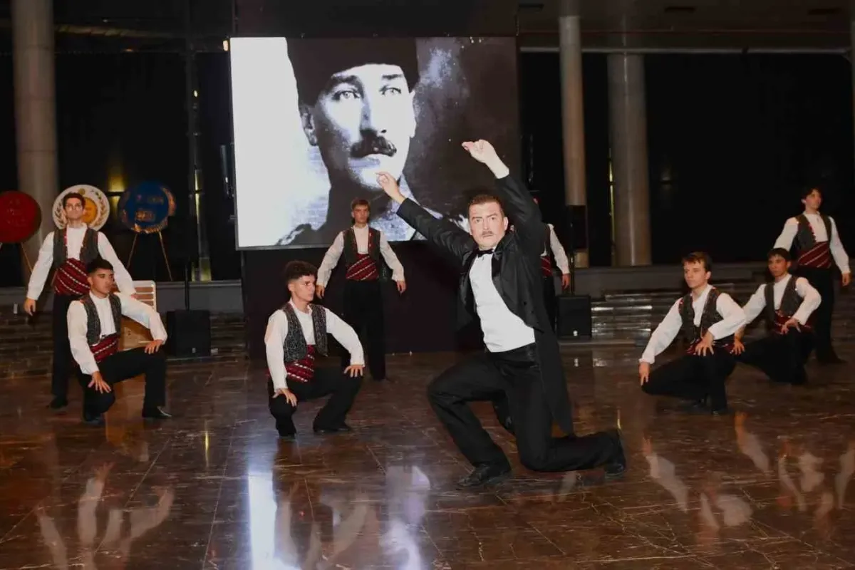Atatürk’ün Bursa’ya gelişinin 103’üncü yıl dönümü Osmangazi’de muhteşem gösteriyle kutlandı