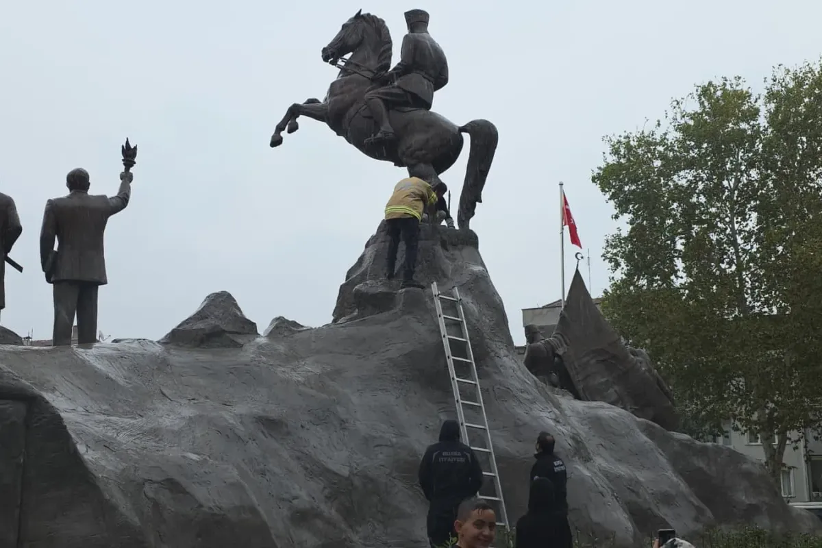 İnegöl'de Atatürk anıtında mahsur kaldı