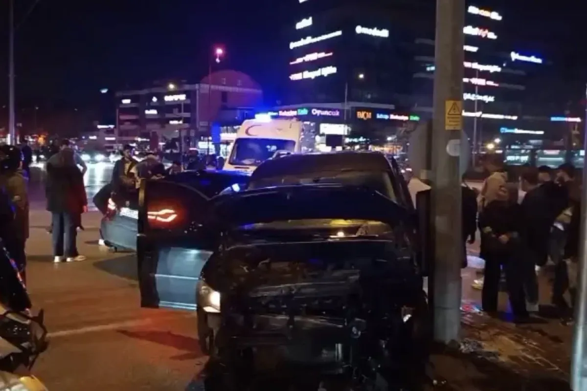 Bursa’da hafif ticari araç ile otomobil çarpıştı: 3 yaralı