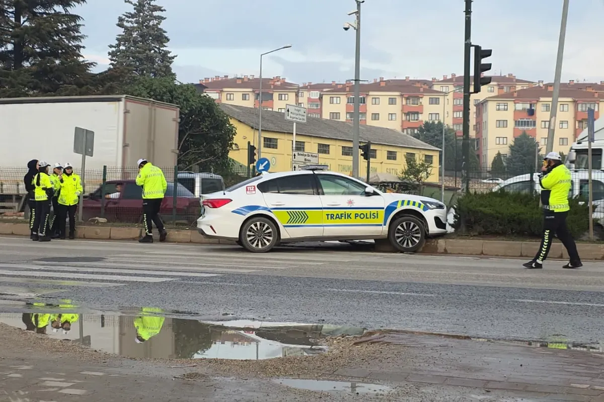 İnegöl’de polis aracı kontrolden çıktı: Orta refüje girdi