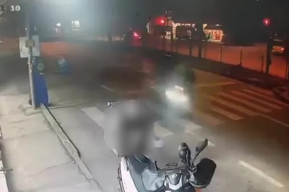 Kırmızı ışığa rağmen faciaya ilerledi! Yaşlı adam yaşam savaşı veriyor