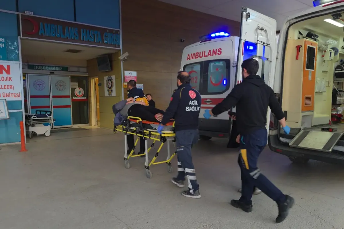 Otomobil ile motosiklet çarpıştı 2 yaralı