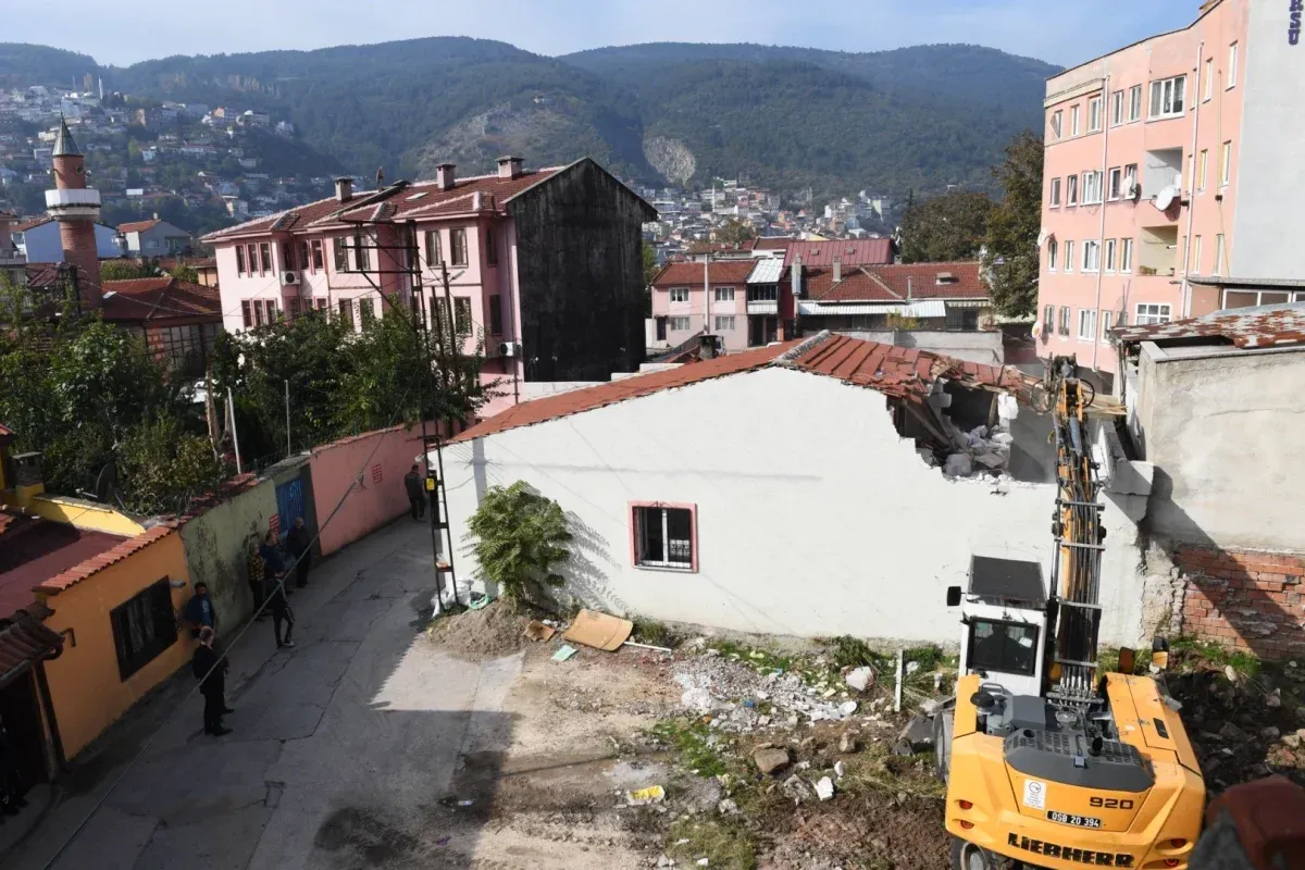 Osmangazi Belediyesi’nden Tarihi Alanları Korumak İçin Kaçak Yapı Yıkımı