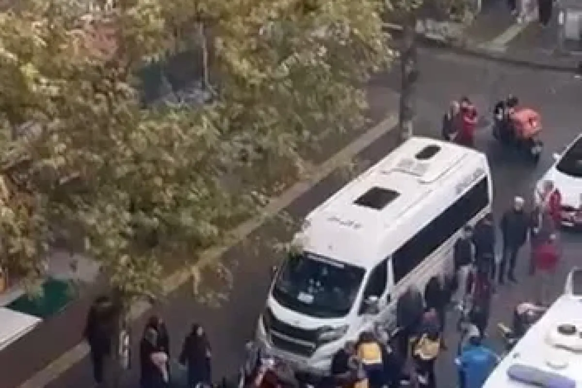 Bursa’da kaygan yolda dengesini kaybeden kurye düştü