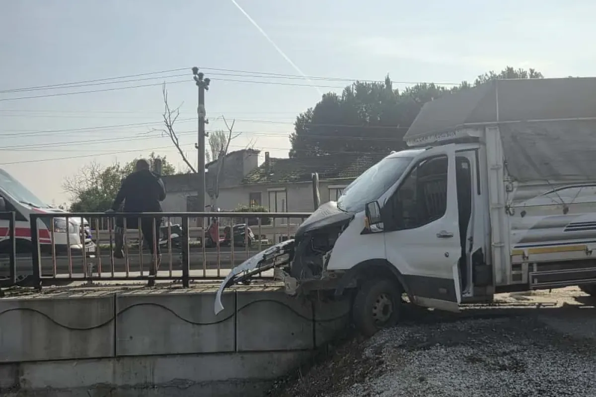 Kontrolden çıktı, köprü demirlerine ok gibi saplandı: 1 yaralı