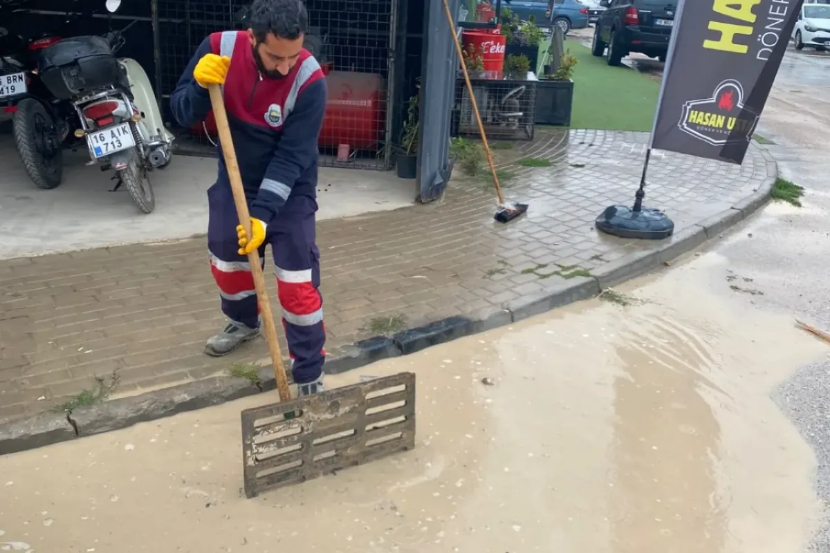 Yoğun yağışla beraber tıkanan rögarlar temizlendi
