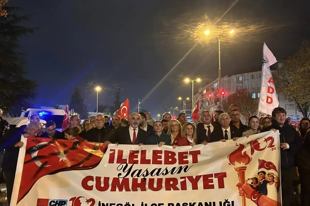 İnegöl’de Cumhuriyet Coşkusu: Yağmura Rağmen Yüzlerce Kişi Bayraklarla Yürüdü