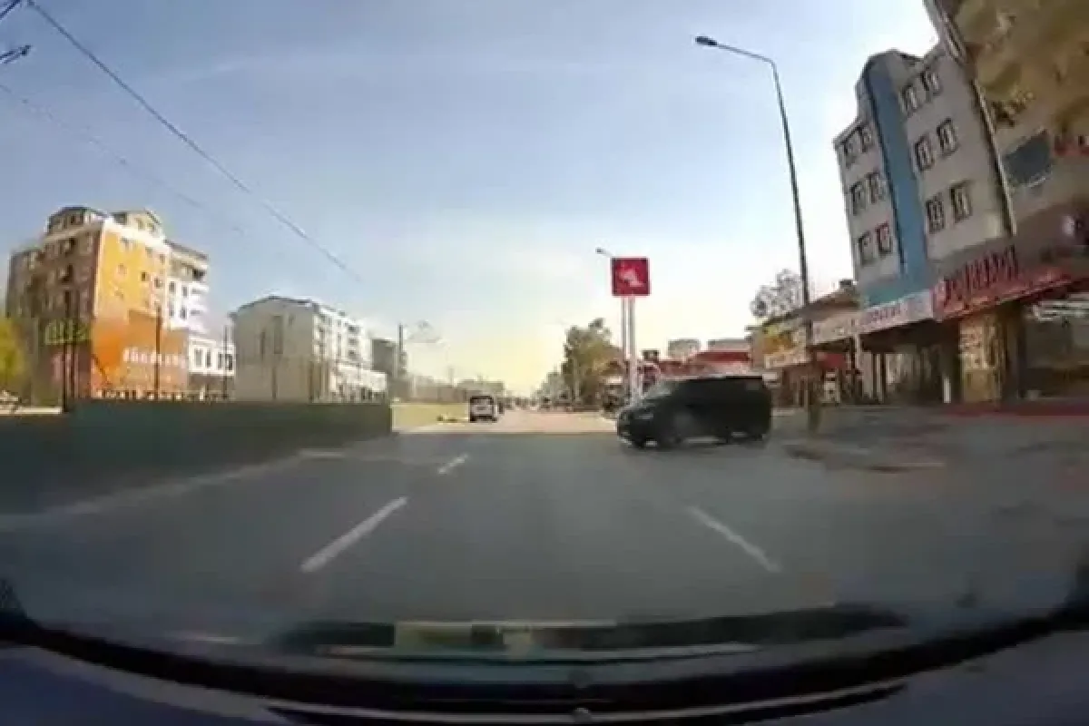 Freni boşalan minibüs yola indi, kamyonet sürücüsü kazadan kıl payı kurtuldu