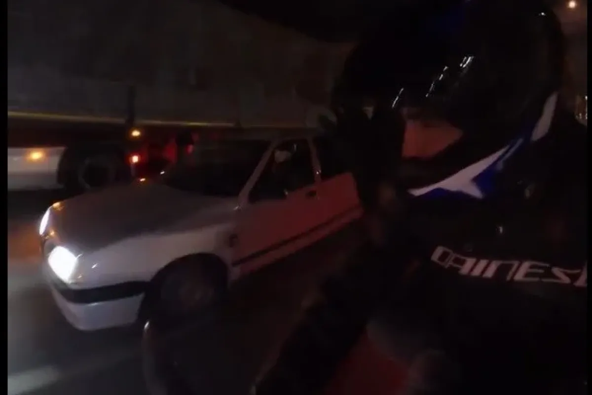 Motosiklete yandan çarpan araç, yoluna bir şey olmamış gibi devam etti