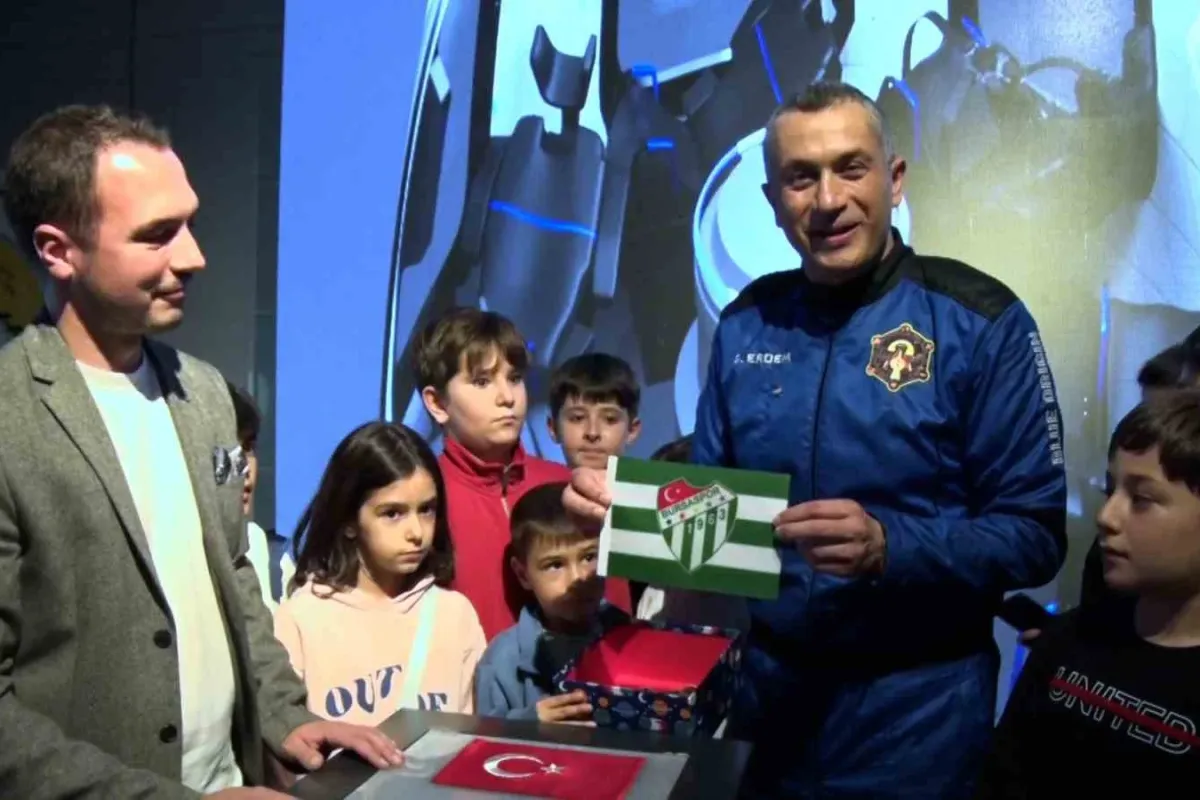 Türkiye’nin 3’üncü uzay yolcusu Gökhan Erdem uzaya çıkardığı Bursaspor bayrağını GUHEM’e teslim etti