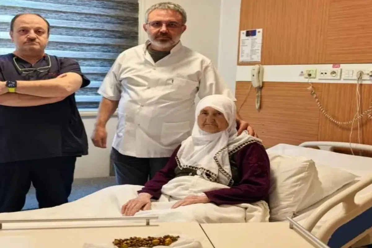 İnegöl'de yaşlı kadının safra kesesinde 200'ün üzerinde taş çıktı