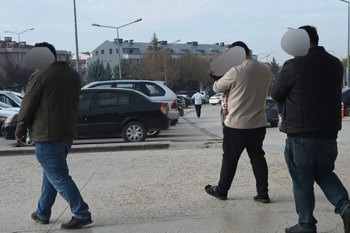 İnegöl'de 2 yaşındaki çocuğu elindeki torpil kör ediyordu