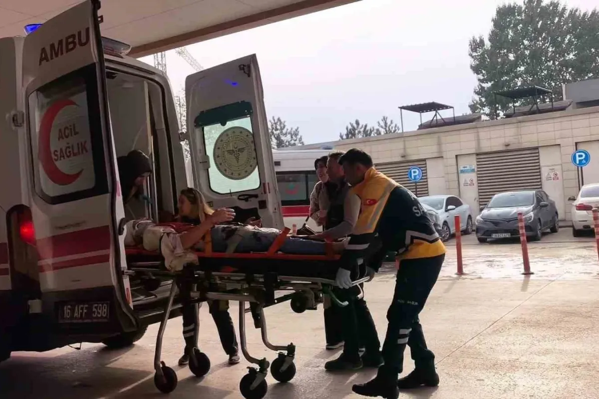 Otomobil tırın altına girdi: 4 yaralı