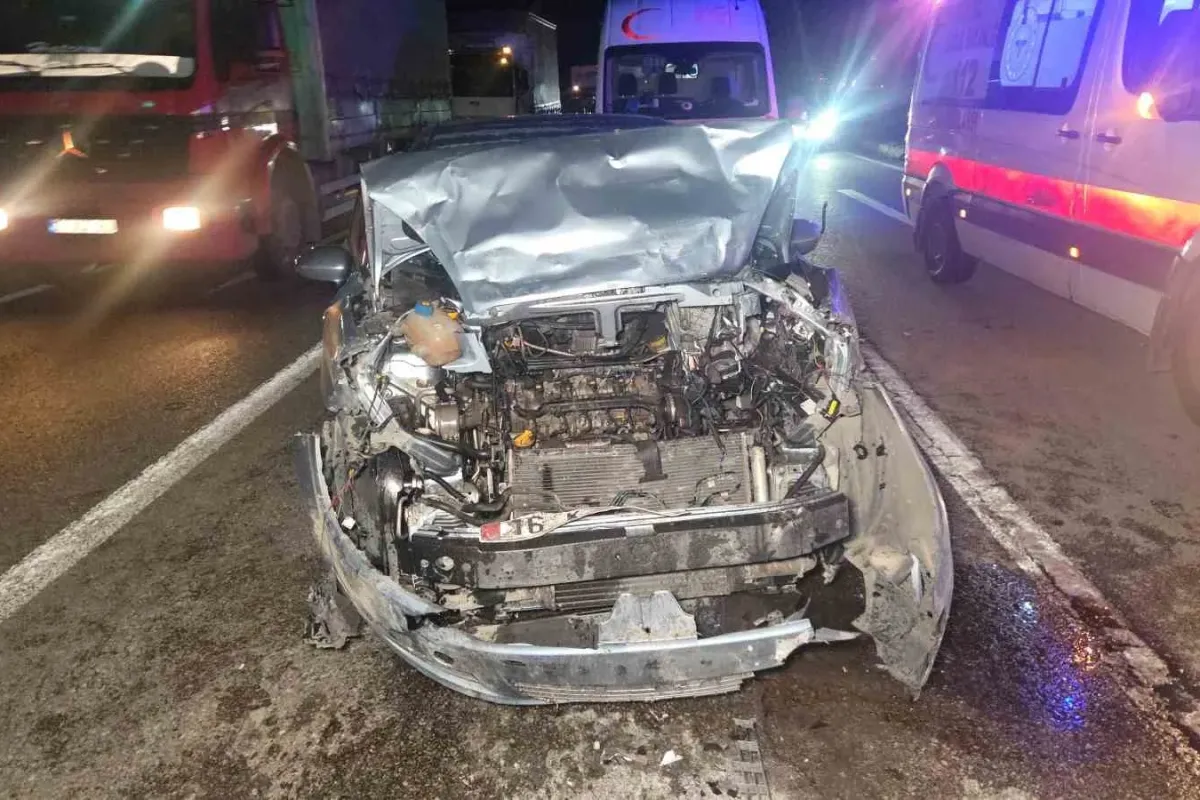 Kırmızı ışıkta duran otomobile arkadan çarptı: 1’i çocuk 5 yaralı