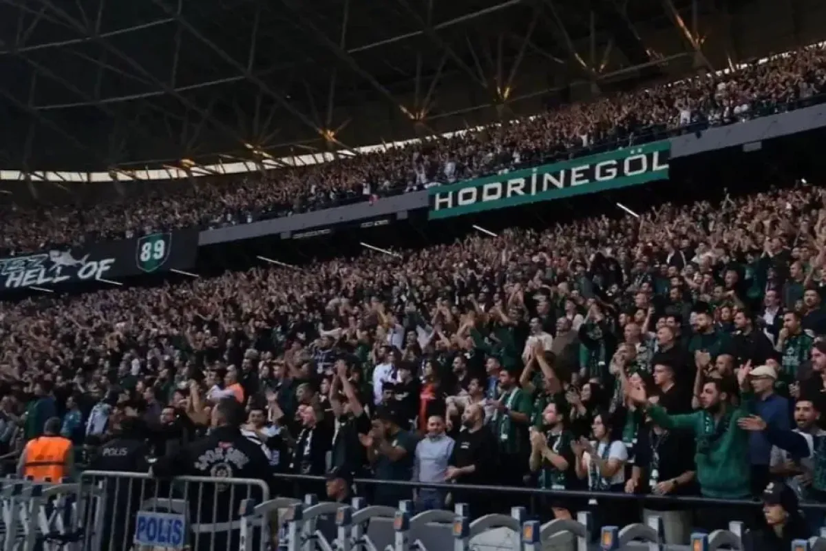 Kocaelispor tribünlerinden İnegöl’e pankartlı “il ol” desteği!