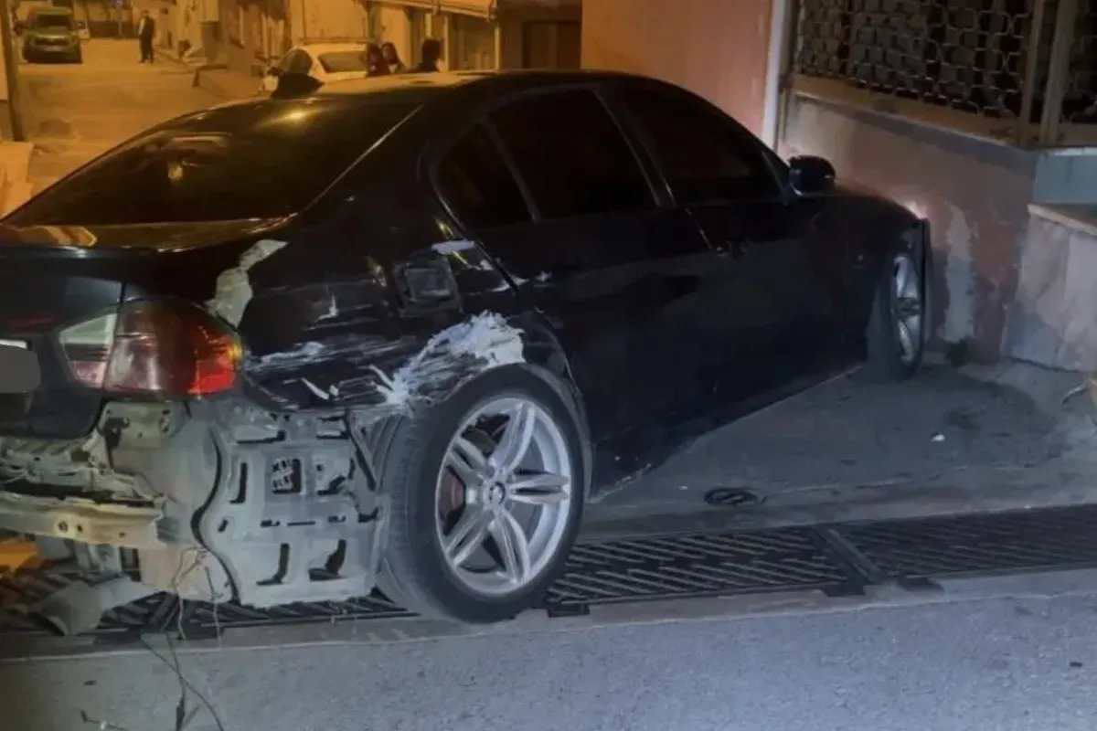 "Dur" ihtarına uymayan sürücü ok gibi duvara saplandı
