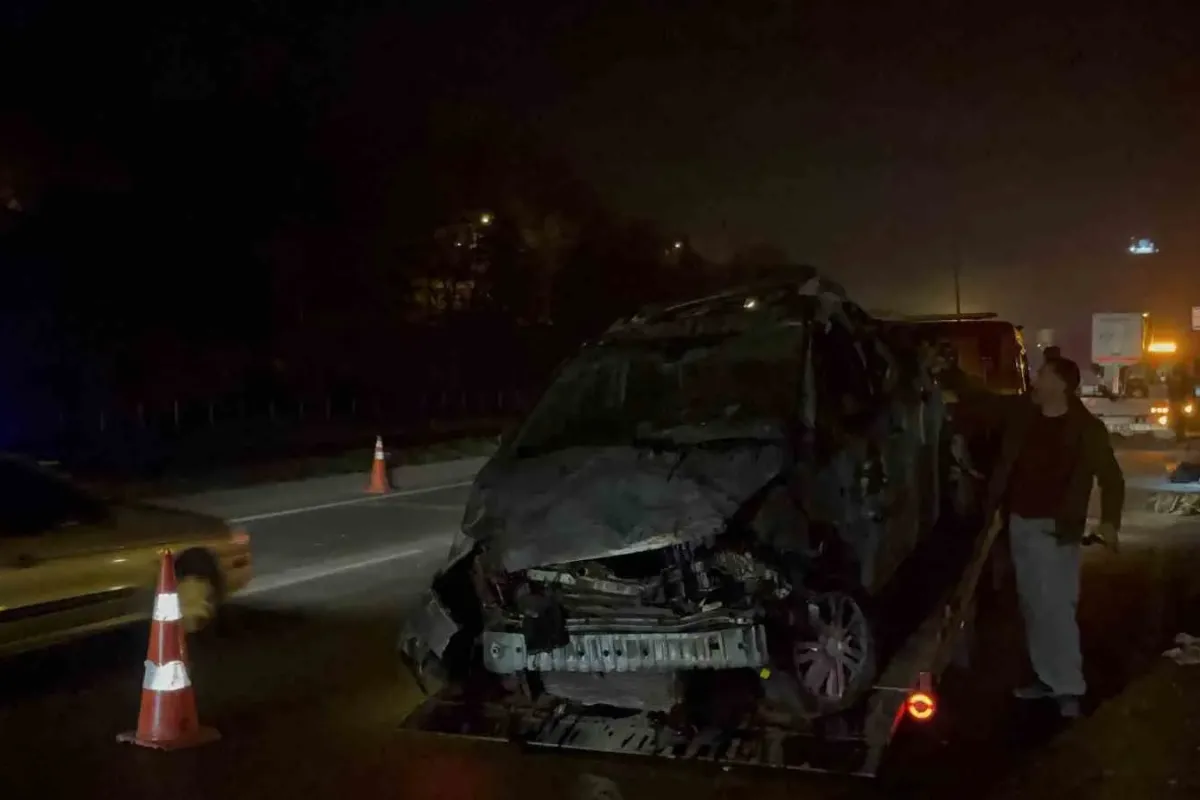 Kontrolden çıkan araç aydınlatma direğini devirip karşı yöne geçti