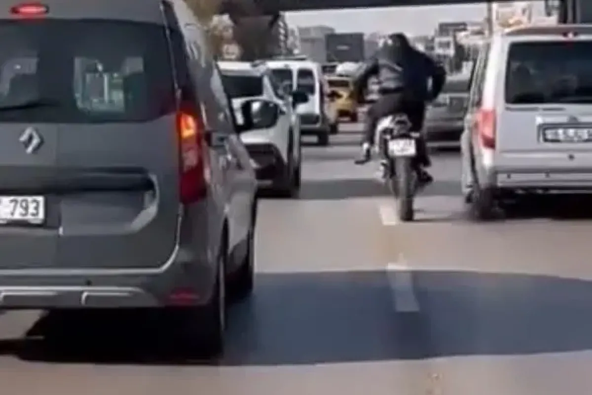 Trafikte korkutan hareket! Canını hiçe saydı