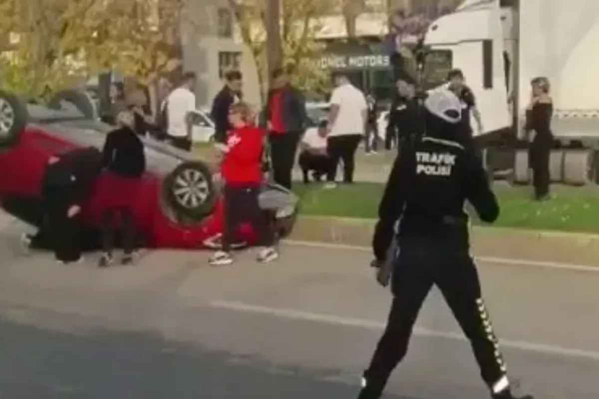 İki otomobil çarpıştı: Sürücü araçta sıkıştı