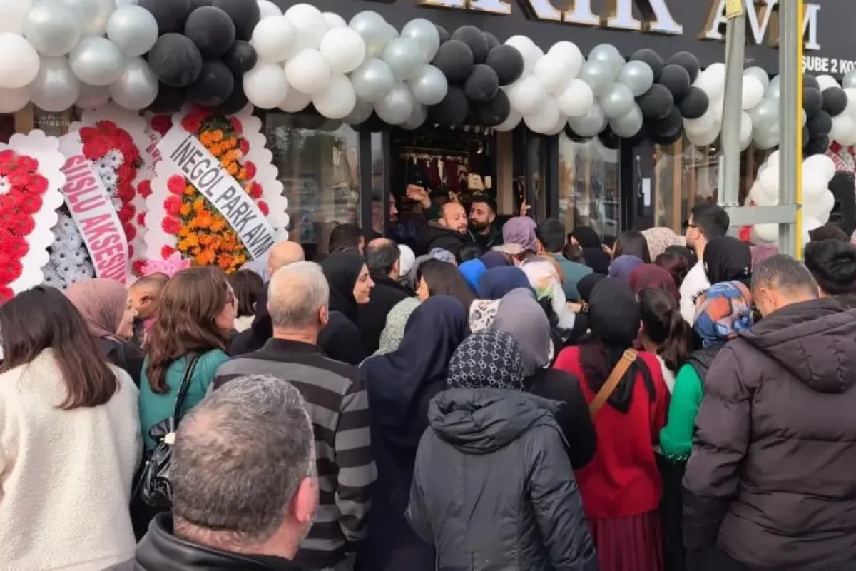 İnegöl'de indirim uğruna birbirlerini ezdiler!