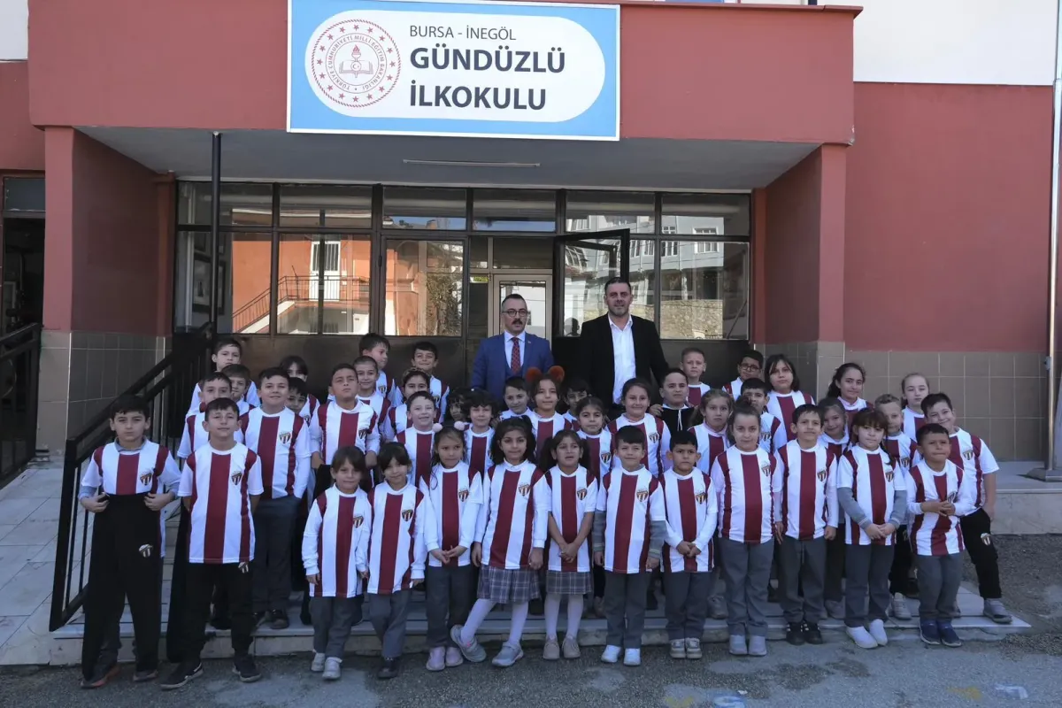 Gündüzlü’de çocukların yüzü İnegölspor formasıyla güldü!