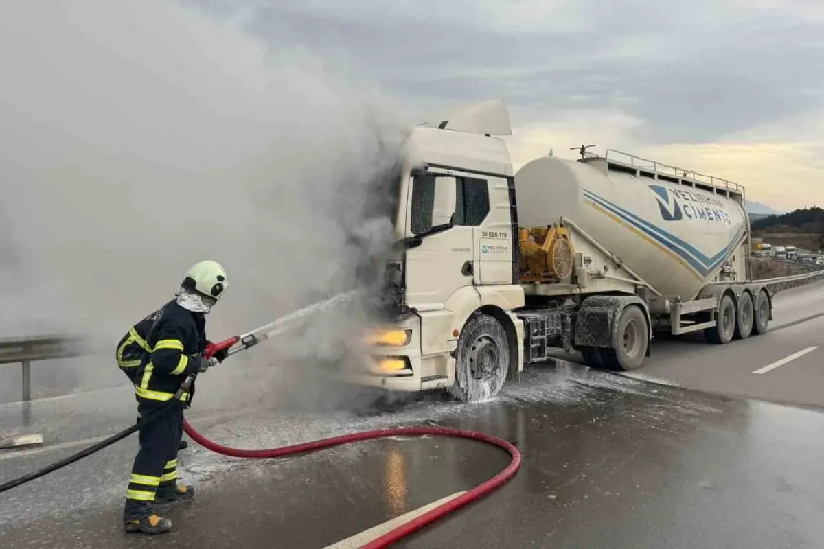 Bilecik’te seyir halindeki beton mikseri bir anda alev aldı