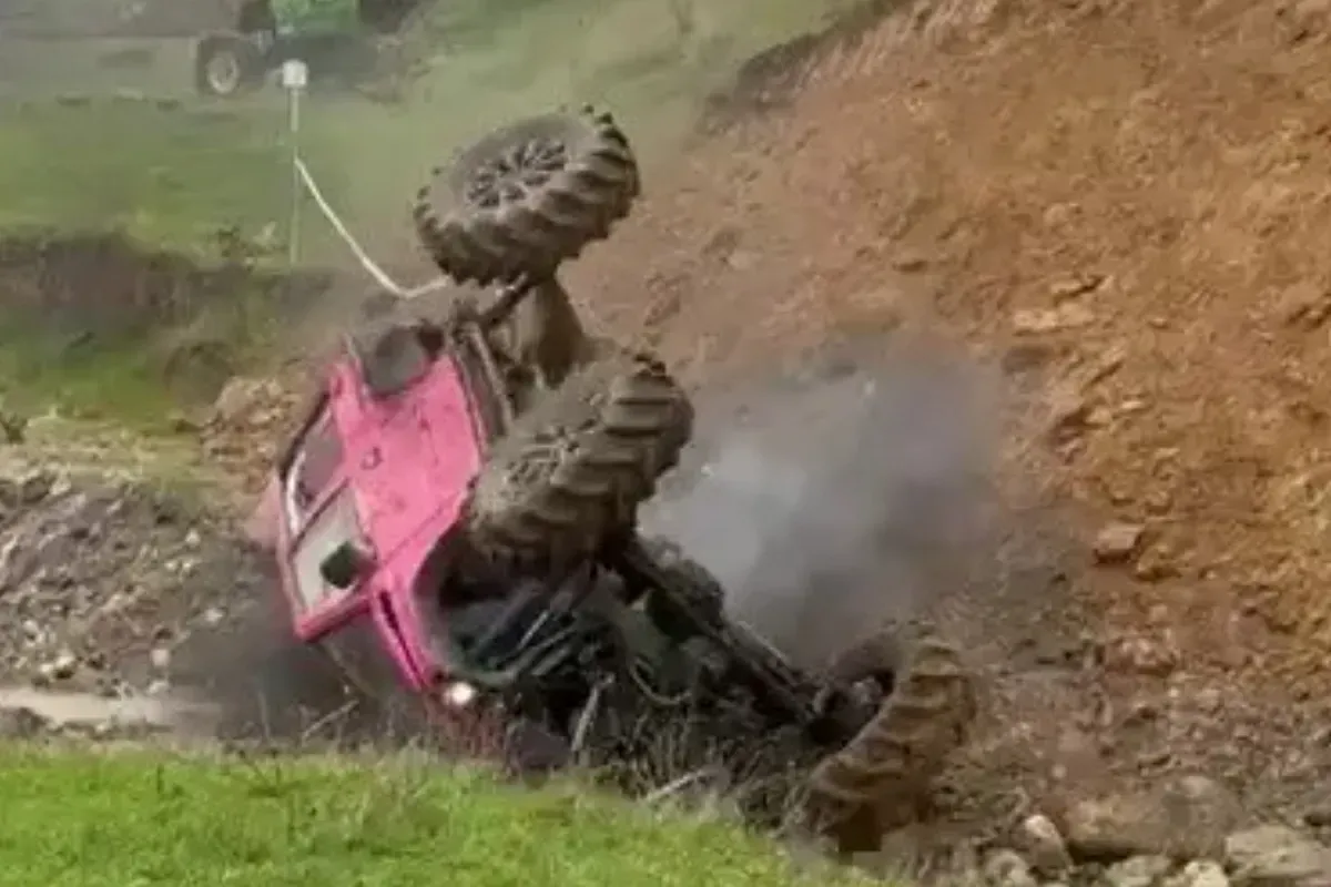 Korku dolu anlar kamerada! Yarış aracı takla attı