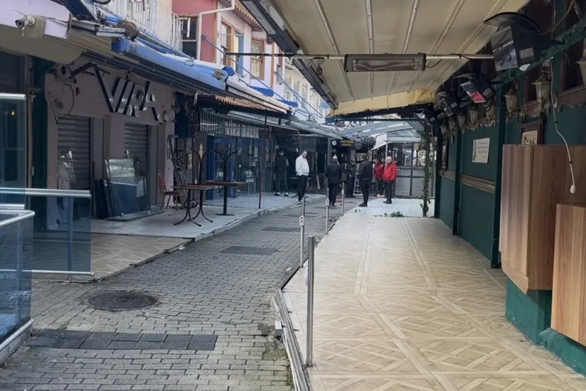 Tarihi Arap Şükrü Sokağı’nda tente krizi
