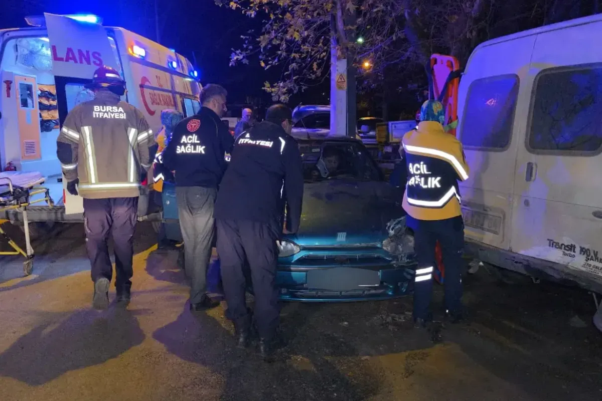 2 araca birden çarpan sürücü otomobil içinde sıkıştı