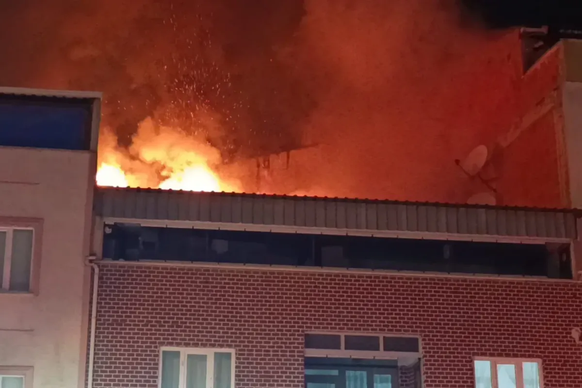 İnegöl’de iki katlı evin çatısında yangın