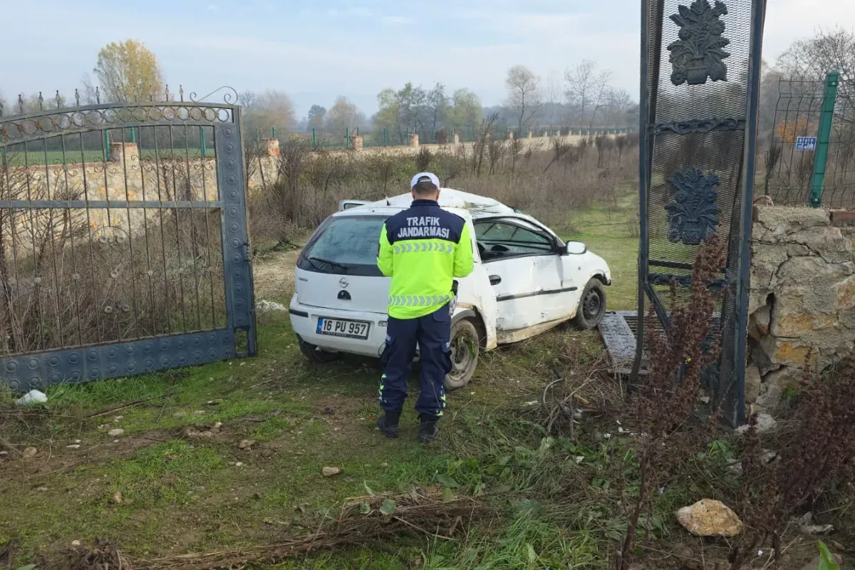 Ev Bahçesine Çarpan Otomobilde Sürücü Saatlerce Yardım Bekledi