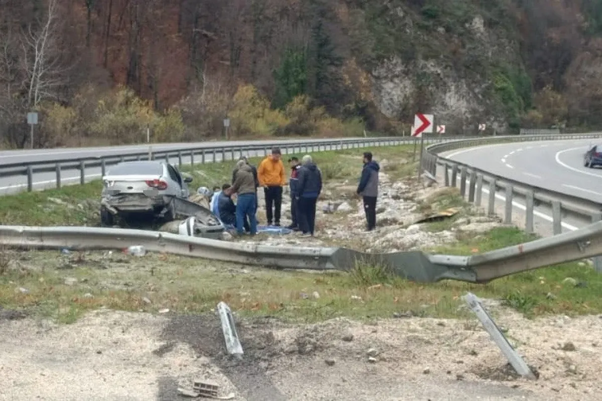Kontrolden çıkan otomobil bariyerlere çarpıp refüje girdi; 2 kişi yaralı
