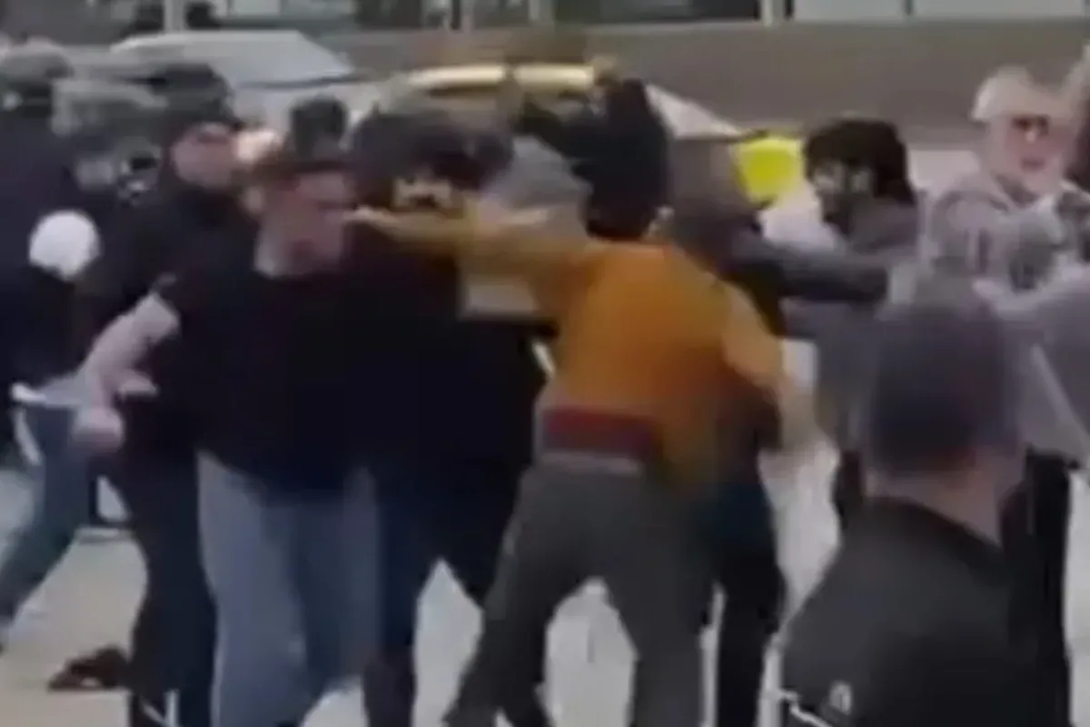 Bu kavgada yok yok! Sopa, yumruk, kask...