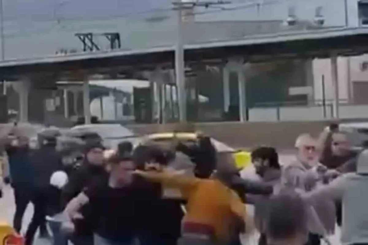 Bursa’da savaşı andıran kavga kamerada: Kimi kaskını miğfer yaptı, kimi sopayı kılıç gibi kullandı