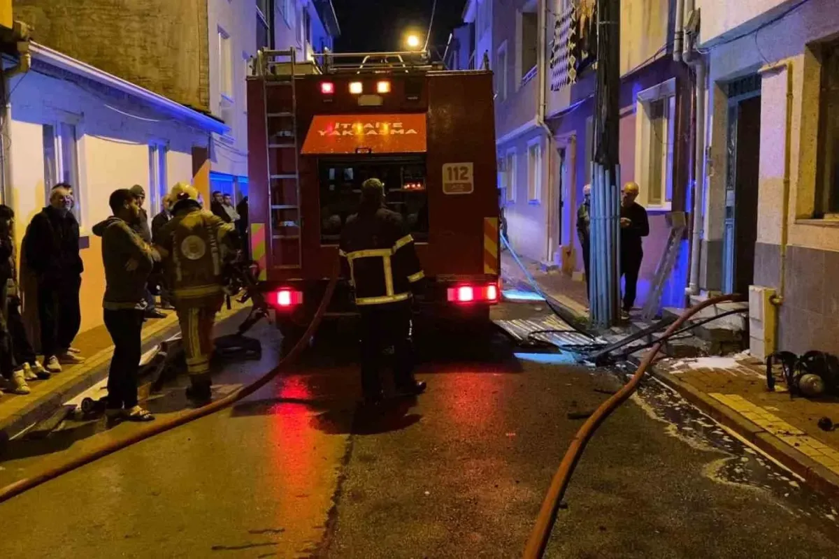 İnegöl’de 2 katlı binanın çatısında yangın