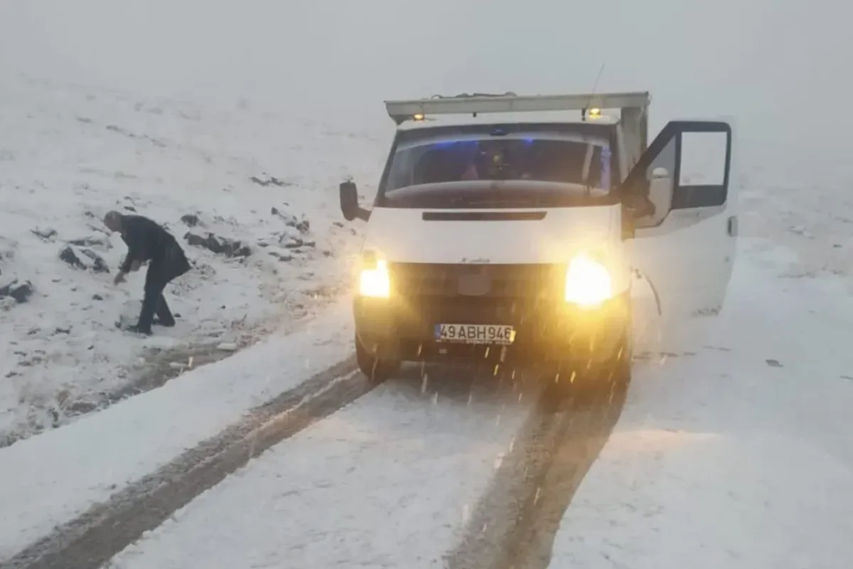 Muş’ta yoğun kar yağışı nedeniyle Hasköy-Mutki yolu kapandı
