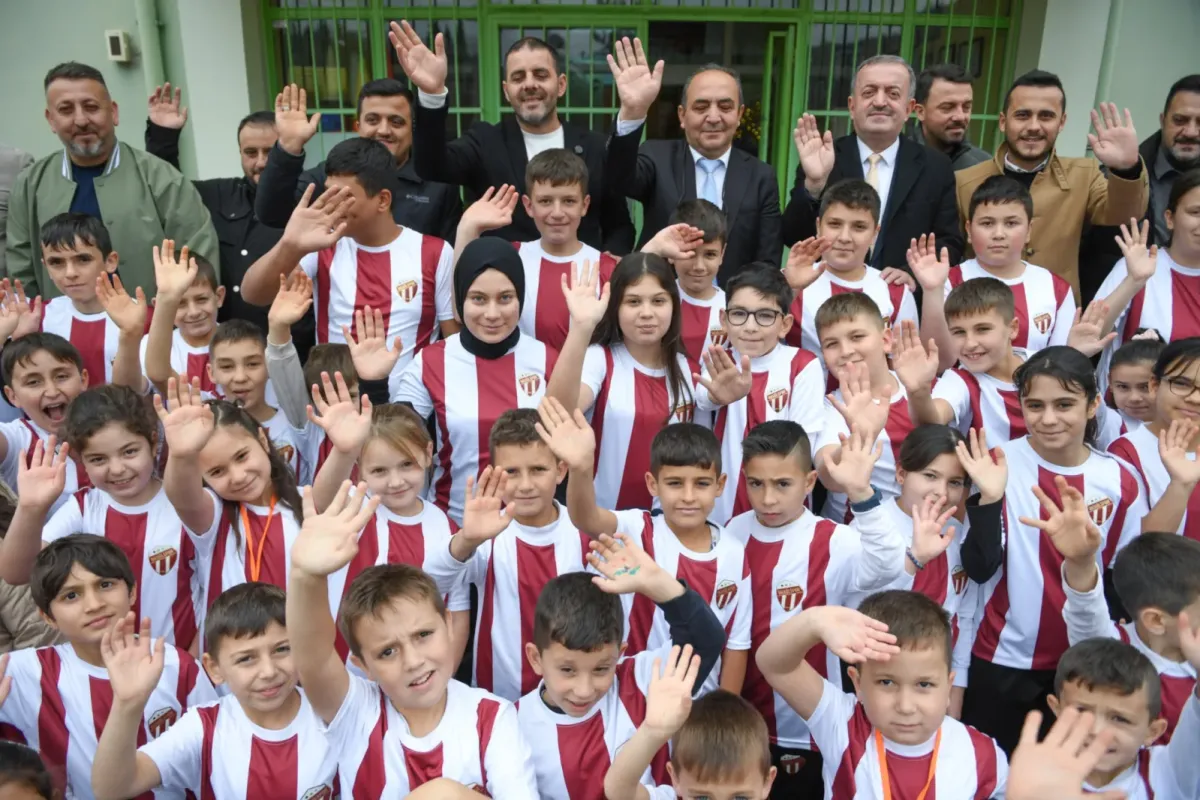 İnegöl’de 94 öğrenciye forma ve eşofman desteği sağlandı