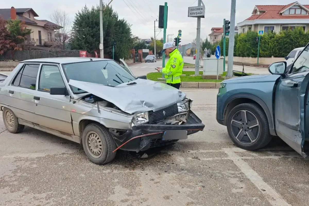 Ahmet Türkel Çevre Yolu’nda korkutan kaza! 2 yaralı